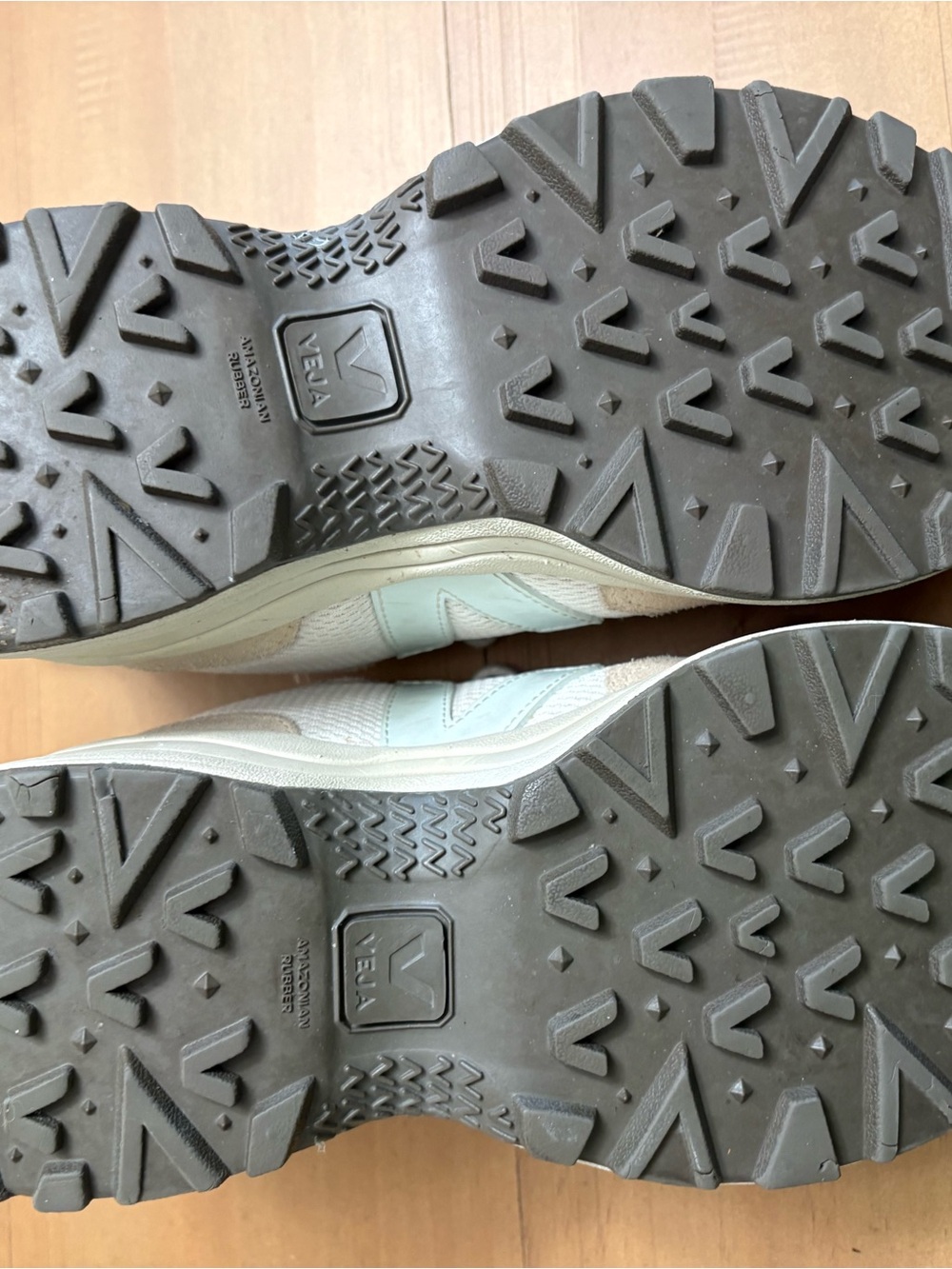 Veja Women's Venturi Sneaker - Picture 5 of 8